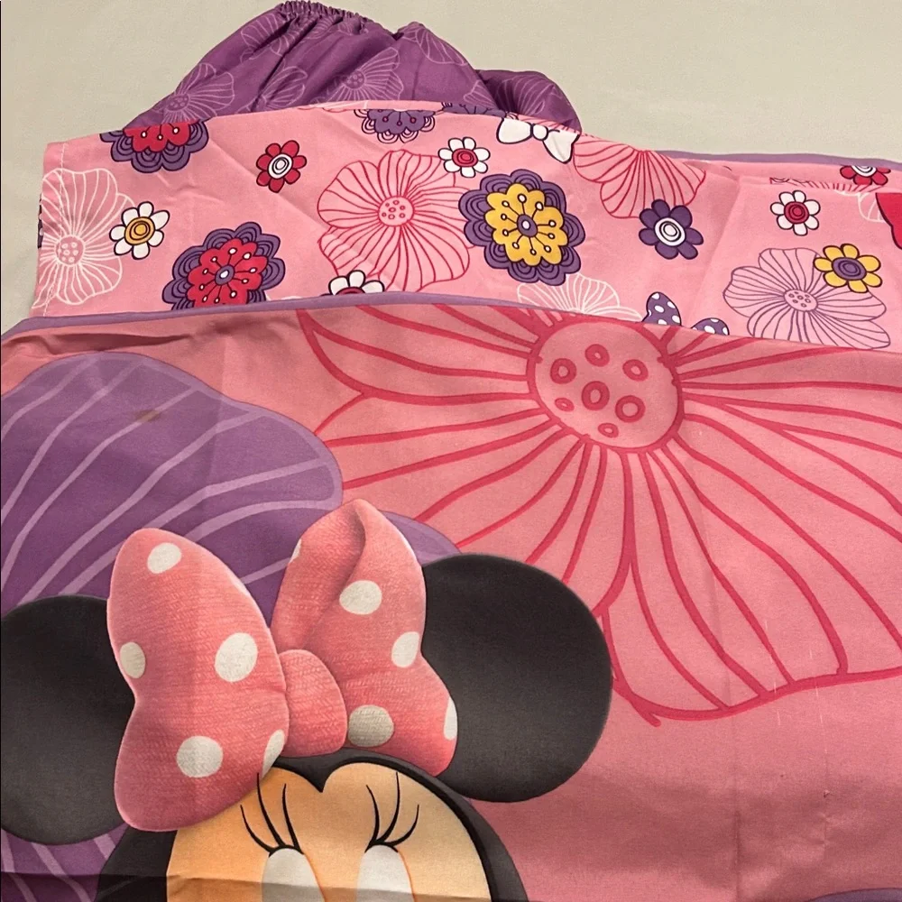 Minnie Mouse Toddler Bed Comforter and 3 piece sheet set for Toddler Bed. EUC